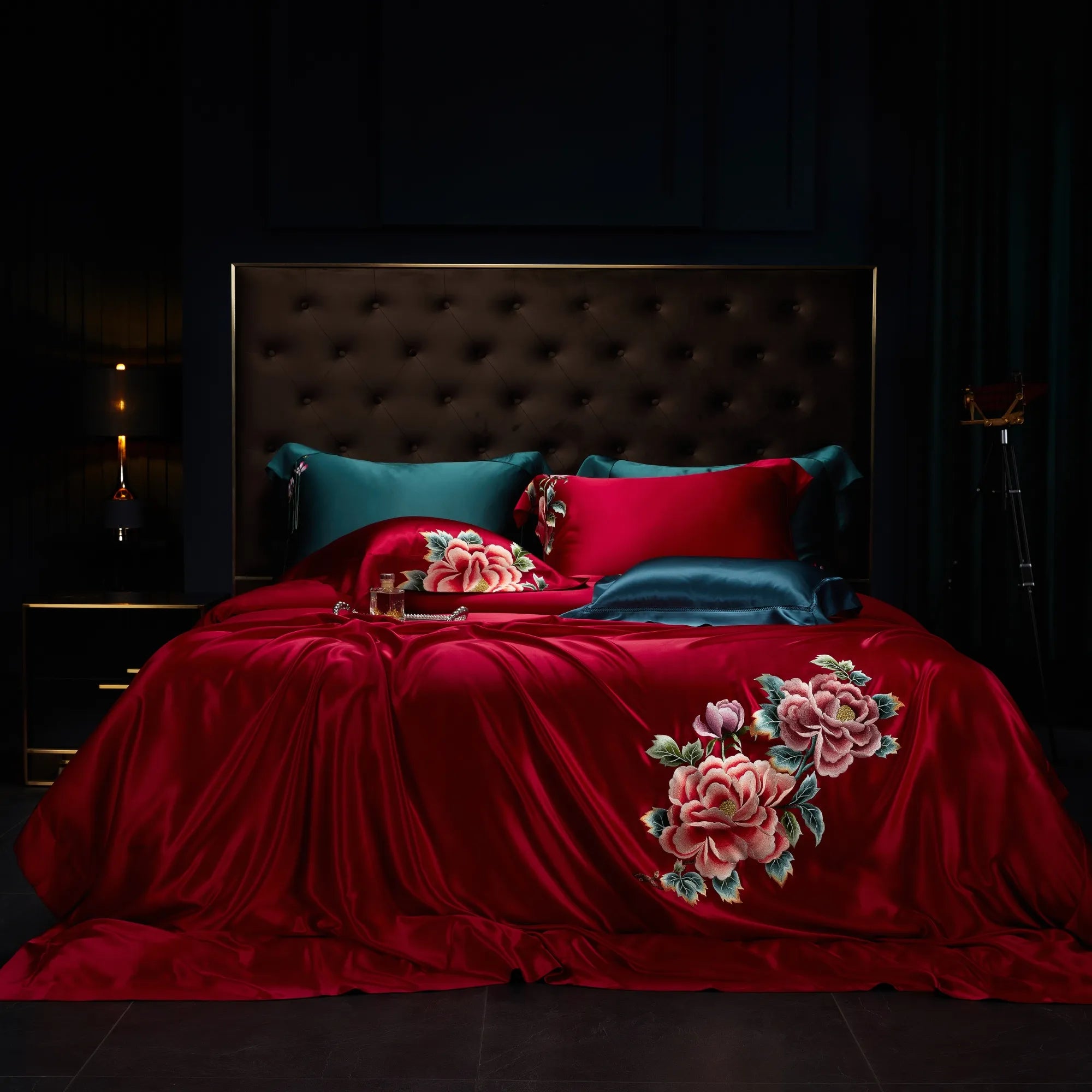 Luxury Embroidered 4 Psc 22 MM Mulberry Silk Bedding Set in Red Real Silk UK