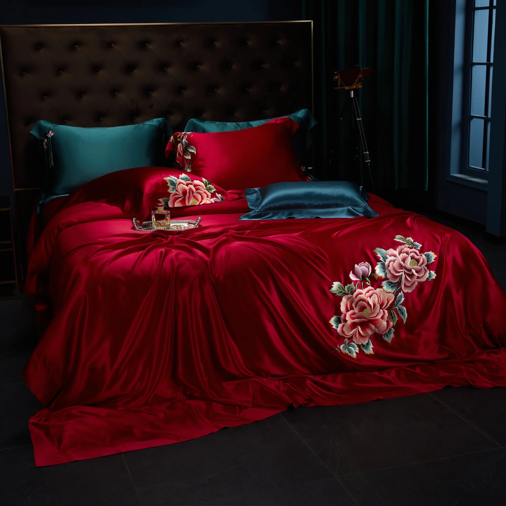 Luxury Embroidered 4 Psc 22 MM Mulberry Silk Bedding Set in Red Real Silk UK