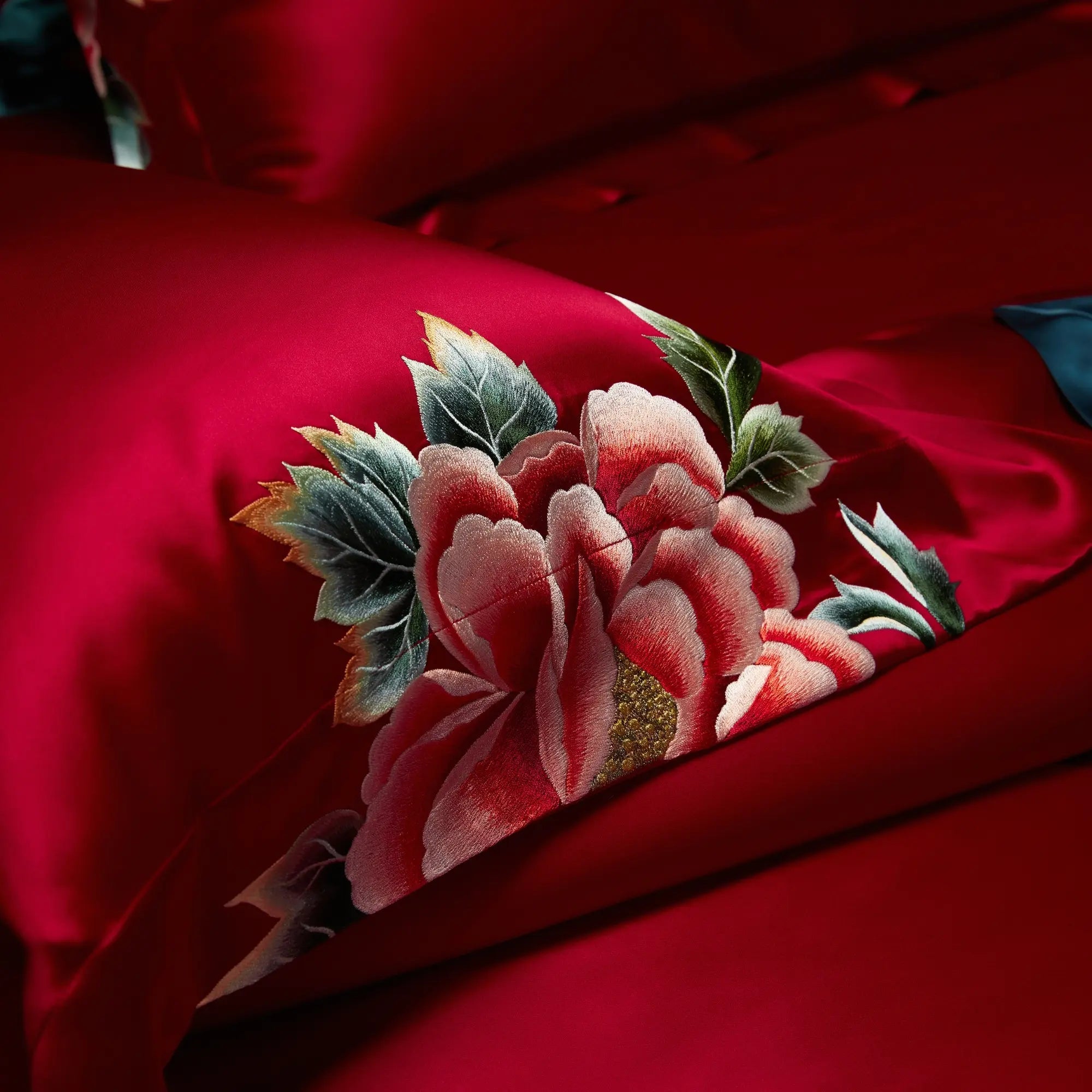 Luxury Embroidered 4 Psc 22 MM Mulberry Silk Bedding Set in Red Real Silk UK