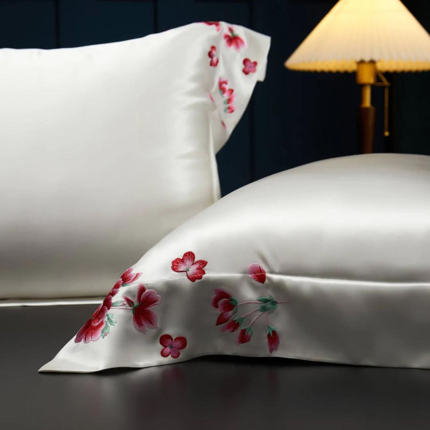 Primrose Flower Embroidered Art pattern 22 MM Momme Silk Pillowcase White Oxford Style Envelope Closure Luxury best 100% Mulberry silk real pure