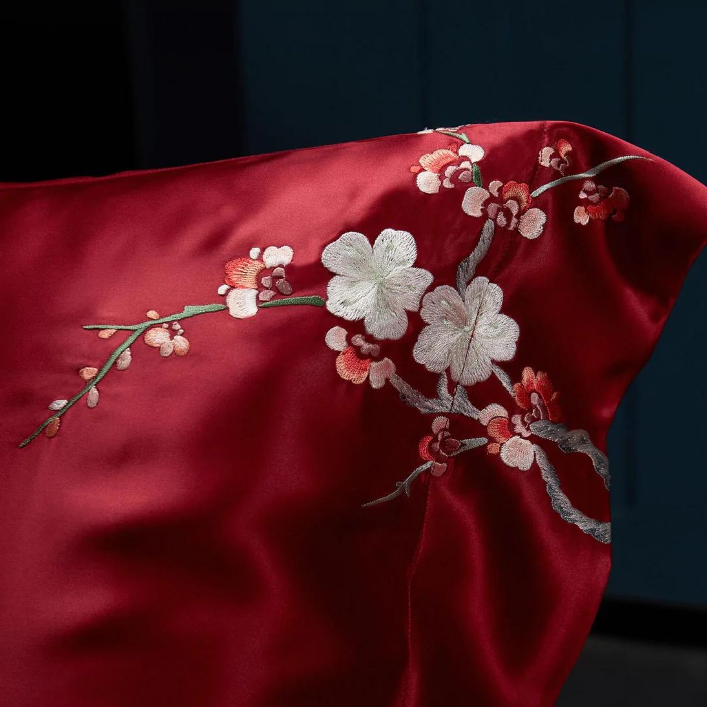Red Sakura Blossom Embroidered 22 MM momme Silk Pillowcase Oxford Style Envelope Closure 100% mulberry silk pure pillowcase luxury red gift 6A grade