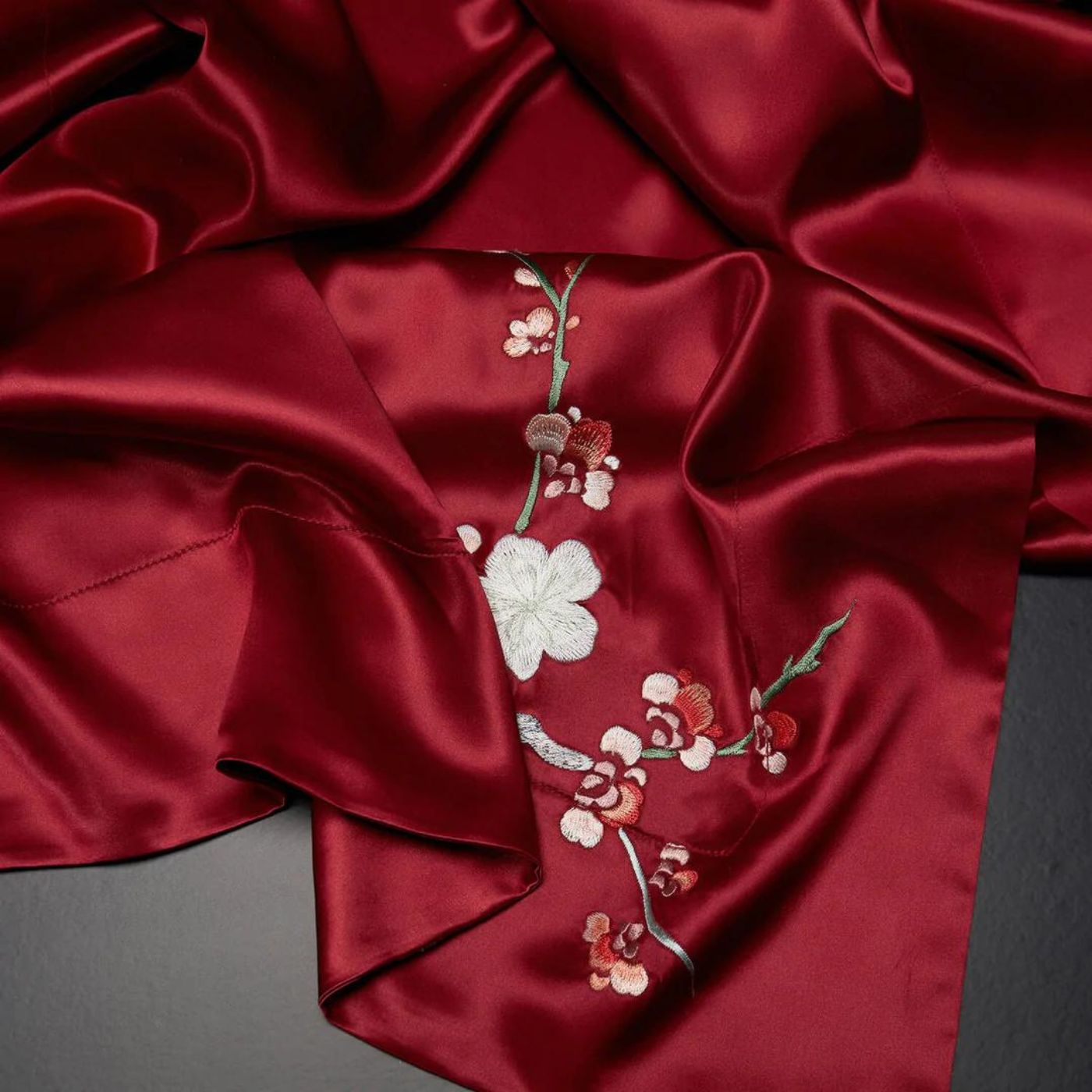 Red Sakura Blossom Embroidered 22 MM momme Silk Pillowcase Oxford Style Envelope Closure 100% mulberry silk pure pillowcase luxury red gift 6A grade