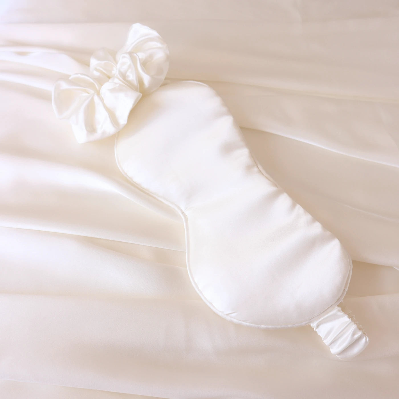 Mulberry Silk Gift Set - 22 Momme Silk Pillowcase, Sleeping Mask & Hair Scrunchie White