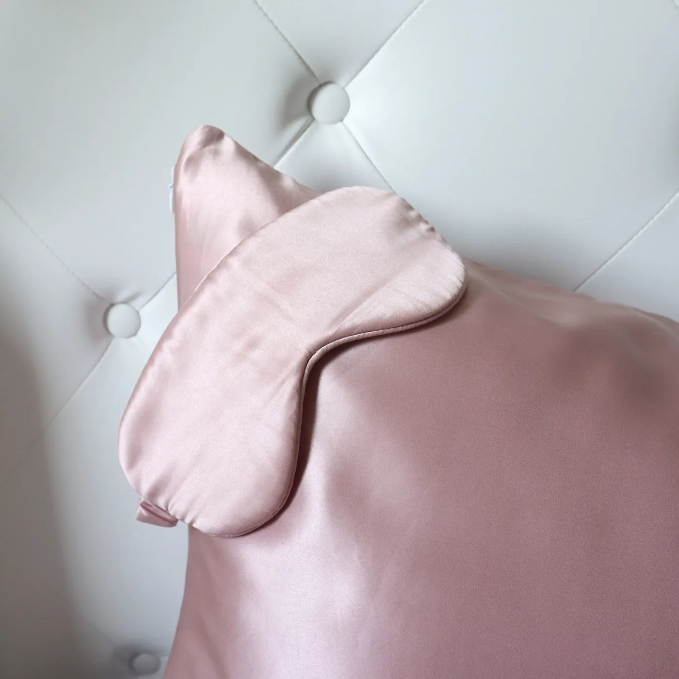Mulberry Silk Gift Set - 22 Momme Silk Pillowcase, Sleeping Mask & Hair Scrunchie Pink